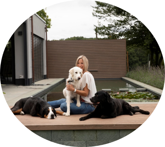 Sabrina Fechner mit drei großen Hunden